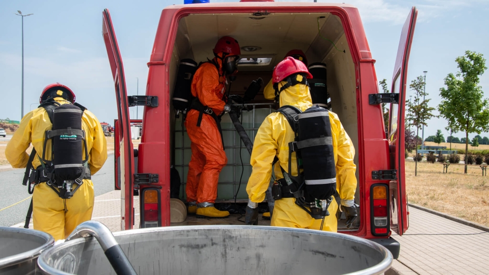 Wyciek substancji z samochodu na A2. Ćwiczyli strażacy z grup chemicznych (ZDJĘCIA)