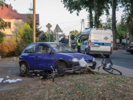 Nietków: Cofał i potrącił dwóch rowerzystów. Starsza kobieta była uwięziona pod autem