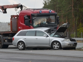 Wypadek w Zielonej Górze. Osobówka wjechała pod ciężarówkę. Strażacy rozcinali Audi