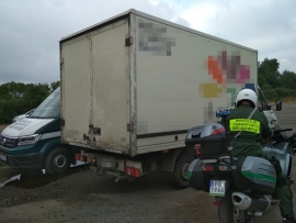 Pojazd dostawczy przełamany na pół zatrzymany przez funkcjonariuszy ITD