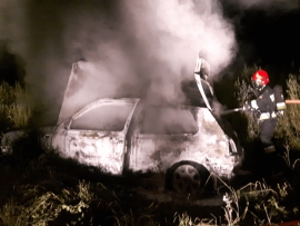 Nocny pożar samochodu w miejscowości Żubrów koło Sulęcina. Właściciela pojazdu brak