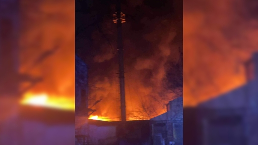 Płonie opuszczony budynek w Sulechowie. Łuna ognia widoczna z daleka (ZDJĘCIA)