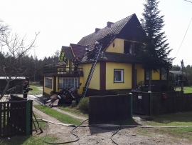 Pożar domu jednorodzinnego w Bielawach. W akcji 5 zastępów straży pożarnej