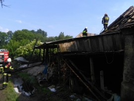 Pożar budynku gospodarczego w Silnie Małym. Uderzenie pioruna prawdopodobną przyczyną