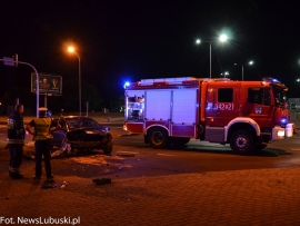 Wypadek dwóch samochodów na skrzyżowaniu w Zielonej Górze. Trzy osoby trafiły do szpitala
