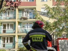 Pożar na balkonie w bloku przy ul. Kokosowej w Zielonej Górze. Ogień wchodził na elewację