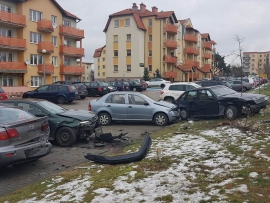 Kierowca volvo skasował pięć samochodów i zbiegł z miejsca zdarzenia (FOTORELACJA)