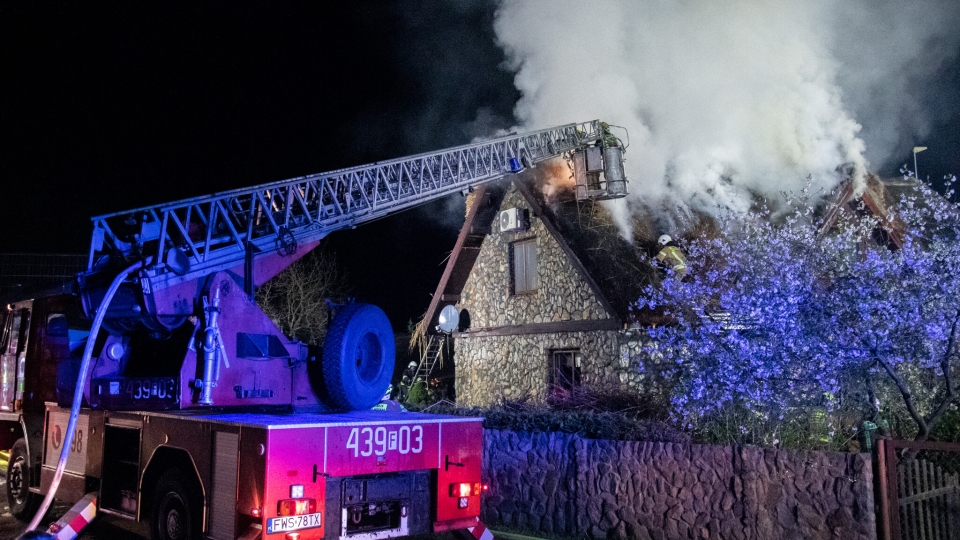 Pożar domu koło Sławy. Płonął dach kryty strzechą. Strażacy pracowali przez 10 godzin (ZDJĘCIA)