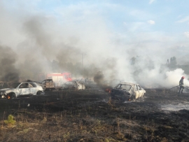 Pożar w Przewoźnikach niedaleko Łęknicy. Spłonęły 24 samochody. Ogień gaszono przez ponad 3 godziny