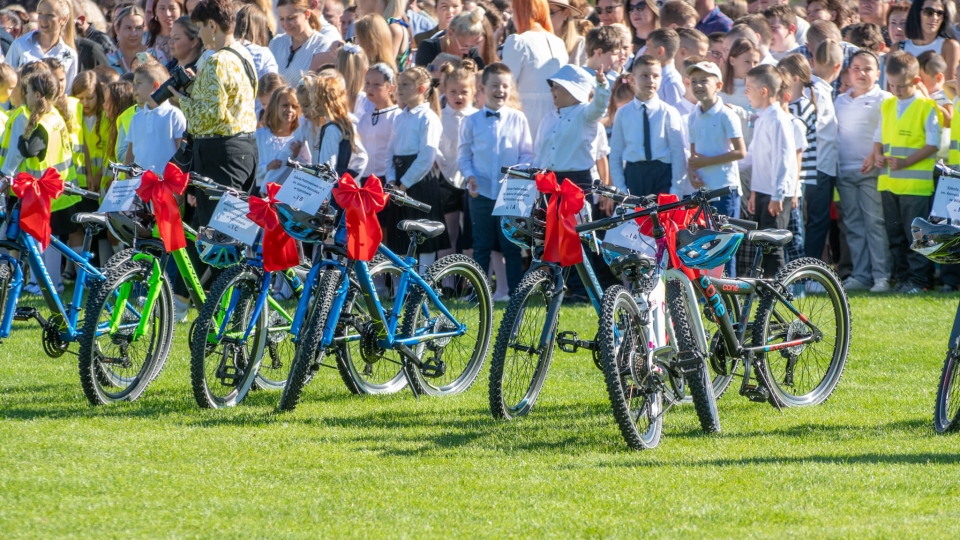 Szprotawa rozdaje rowery na rozpoczęcie roku szkolnego. Uczniowie są zadowoleni (ZDJĘCIA)