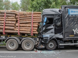 Wypadek w Jeleniowie pod Zieloną Górą. Ciężarówka wbiła się w naczepę drugiego zestawu