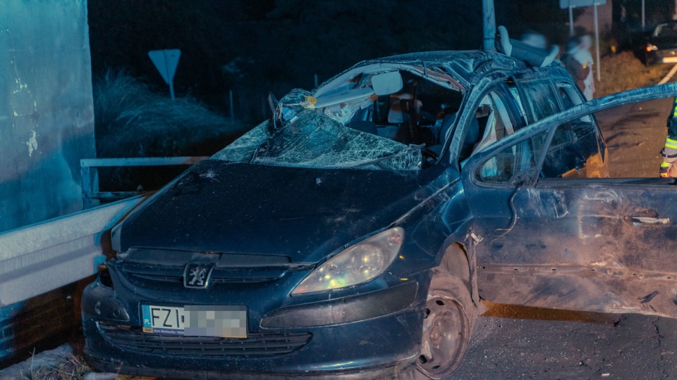 Wypadek koło Zielonej Góry. Pijany kierowca uciekł, zostawił ranną pasażerkę (ZDJĘCIA)