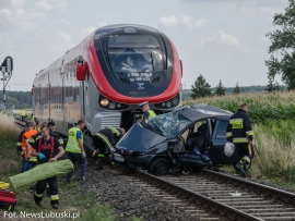 Tragiczny wypadek na przejeździe kolejowym. Pociąg ciągnął auto przez 200 metrów
