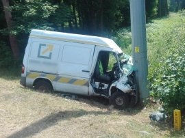 Śmiertelny wypadek w pobliżu Brzozowej. Bus uderzył w ciężarówkę i wylądował na słupie