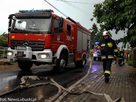 Pożar budynku gospodarczego w Czarnej. W akcji 5 zastępów straży pożarnej