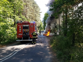 Pożar samochodu osobowego w Zielonej Górze. Ogień rozprzestrzenił się do lasu
