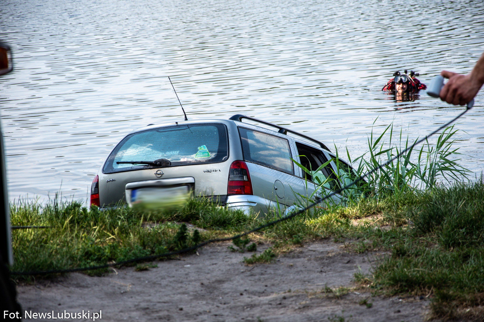 Samochód stoczył się do jeziora w Zaborze. Prawdopodobnie