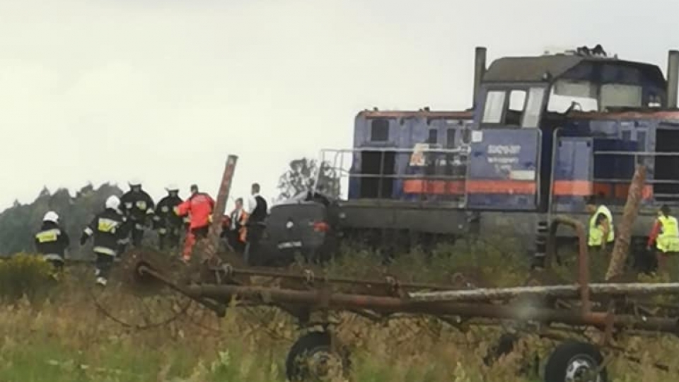 Tragiczny wypadek na przejeździe kolejowym koło Gorzowa. Nie żyje kierowca osobówki (ZDJĘCIA)
