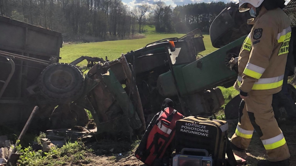 Wypadek koło Sulechowa. Pijani jechali ciągnikiem - nagle traktor się przewrócił (ZDJĘCIA)