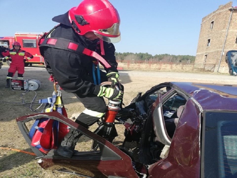 Grupy specjalistyczne straży pożarnej ćwiczyły na poligonie w Wędrzynie (ZDJĘCIA)