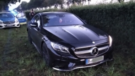 Pościg za skradzionym Mercedesem. 24-latek ukrył auto w zaroślach