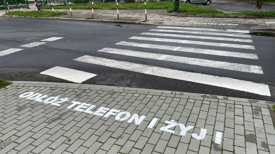 "Odłóż telefon i żyj!" - Napisy przed przejściami dla pieszych w Krośnie Odrzańskim!
