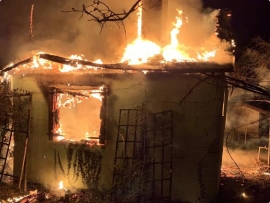 Tragiczny finał pożaru altany w Żarach. Strażacy natrafili na zwęglone ciało