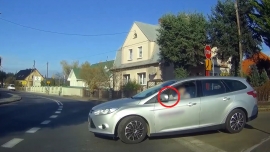 Zielona Góra: Kobieta z telefonem w ręce wjeżdża wprost pod inny samochód