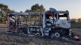 Pożar ścierniska w Lubomyślu pod Żarami. Spłonął wóz strażacki