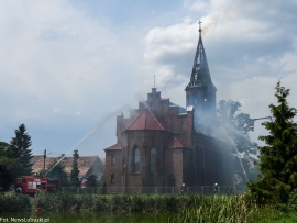 Pożar kościoła w Lutolu Suchym. Część dachu runęła do środka