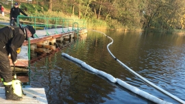 Tajemnicza plama na powierzchni jeziora w Kłodawie