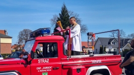 Zielona Góra: Ksiądz poświęcił koszyczki z auta strażackiego
