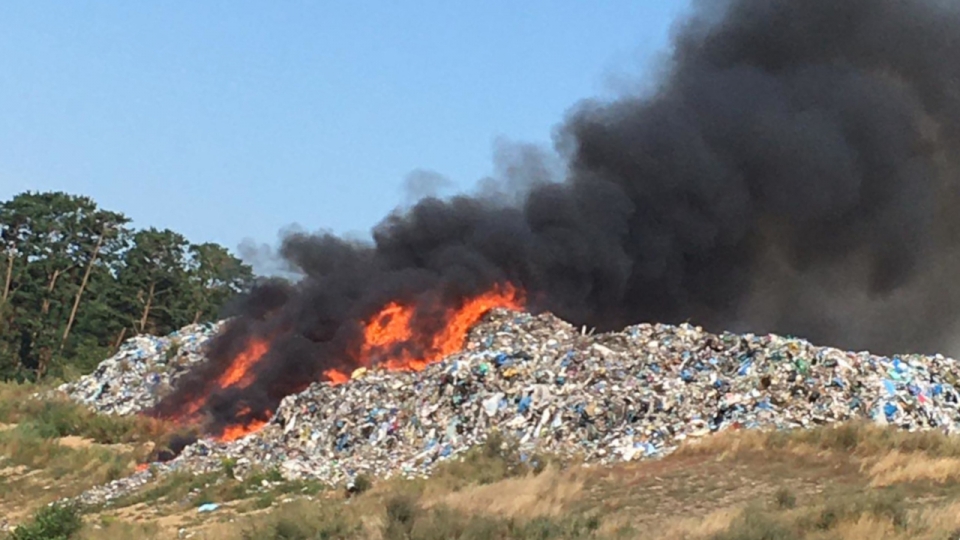Pożar składowiska odpadów koło Sulęcina. W akcji blisko 30 zastępów straży pożarnej (ZDJĘCIA)