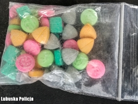 Policjanci zabezpieczyli 5 kg amfetaminy i kilkadziesiąt tabletek ecstasy. Dilerzy usłyszeli 31 zarzutów
