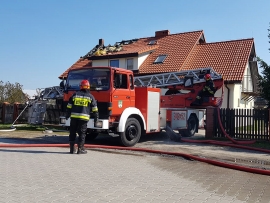 Pożar domu w podzielonogórskim Droszkowie. W akcji 6 zastepów straży pożarnej