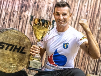 Zielonogórski strażak a zarazem ochotnik z Urzut po raz 10 wygrał Mistrzostwa Polski w cięciu drewna