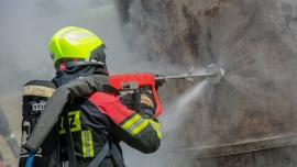 Deszczno: Strażacka COBRA w akcji. Przebije mur i stal, a potem gasi pożar