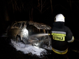 Nocny pożar samochodu koło Boczowa. Kierowca wypadł z drogi i zjechał nim ze skarpy