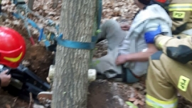 Podcinał drzewo w lesie. Pień zmiażdżył mu nogę. W akcji śmigłowiec LPR