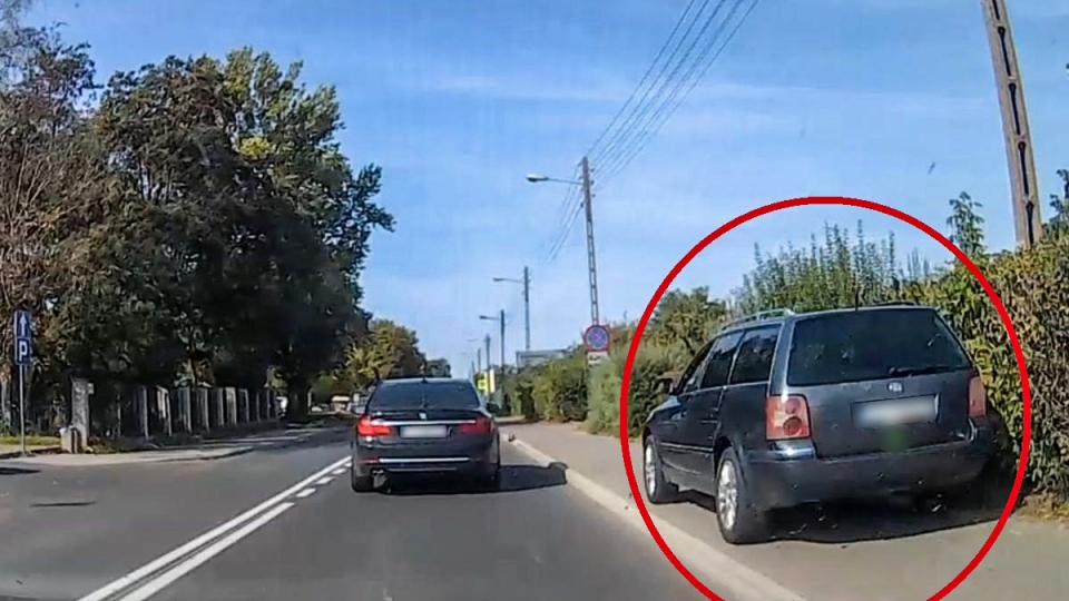 Szaleniec w Passacie wyprzedzał pojazdy jadąc chodnikiem! (FILM)