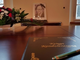 Księga kondolencyjna dla rodziny Pawła Adamowicza w zielonogórskim ratuszu