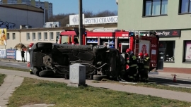 Wypadek w Gorzowie. Jedno auto na boku, drugie uderzyło w znak
