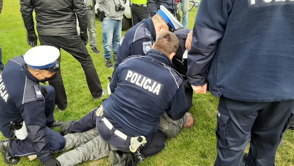Protestujący w Bobrownikach naruszyli nietykalność policjantów. Zatrzymano dwie osoby (FILM)