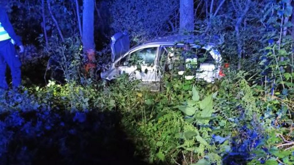 Pijany 51-latek rozbił samochód o drzewo! Pasażerka trafiła do szpitala!