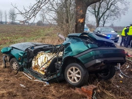 Śmiertelny wypadek koło Drezdenka. Auto z impetem uderzyło w drzewo