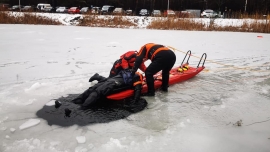Lód załamał się pod wędkarzem - ćwiczenia strażaków z Zielonej Góry