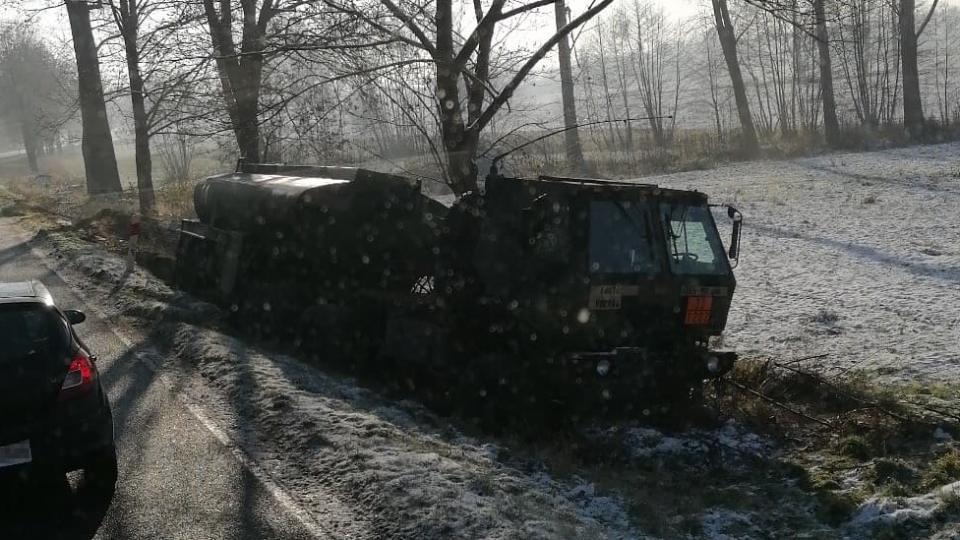 Zima zaskoczyła US Army? Ciężarówka amerykańskich żołnierzy wpadła do rowu pod Żaganiem