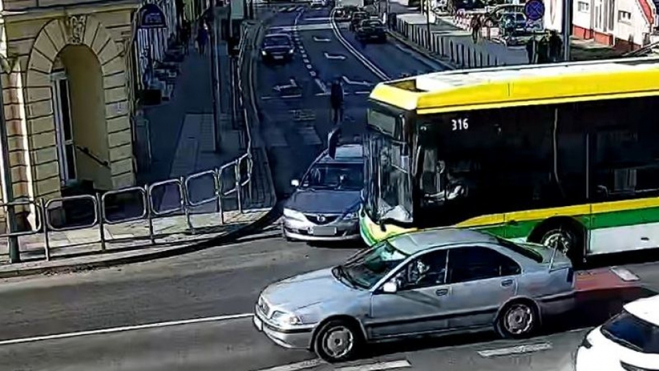 Zielona Góra: Osobówka wjechała pod autobus MZK. Jest nagranie z monitoringu