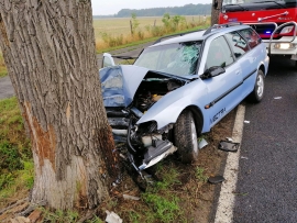 Poważny wypadek pod Kargową. Opel wbił się w drzewo