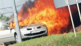 Pożar samochodu na zjeździe z trasy S3 koło Sulechowa. Ogień objął całe auto